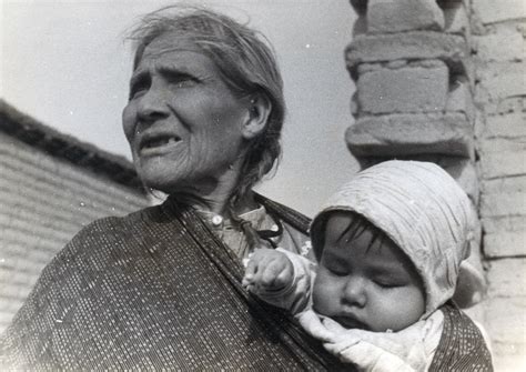 Anciana Indígena Con Bebé