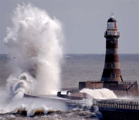 Roker Lighthouse Sunderland Ne Coast Of England Very Rough Flickr