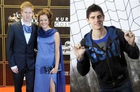 Thibaut courtois, futbola ilk olarak bilzen takımında başladı.2 sene burada forma giydikten sonra 1999 yılında genk takımına transfer oldu. Ontrouwe ex-vriendin Kevin De Bruyne praat voor het eerst ...