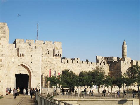 עוד שנה מאתגרת ורבת עשייה הגיעה אל סיומה ובמרכזה אתם, תושבי ירושלים, עמדתם בתכלית עשייתנו. העיר העתיקה - דרך הרגליים: מגוון מסלולי סיורים | כל העיר ירושלים