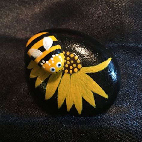 Bumble Bee And Daisy Rocks Painted Etsy Painted Rocks Bumble Bee Rock