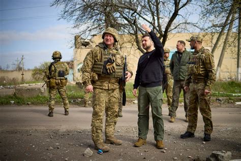 Zelenski obiskal bojišče v Avdijivki Putin prvič po začetku vojne v regiji Herson in Lugansk