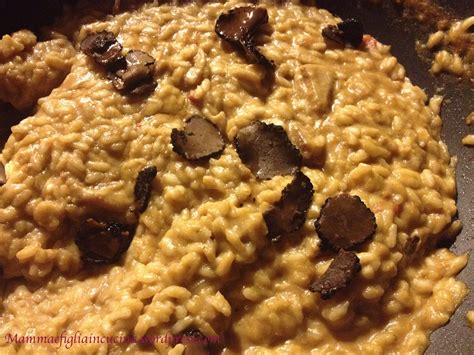Conosciuto e molto apprezzato in tutto il mondo per la prelibatezza del tartufo nero fresco chiamato anche tartufo scorzone per la sua buccia molto marcata e ricca di verruche sporgenti. Risotto funghi e tartufo nero | Mamma e Figlia in cucina