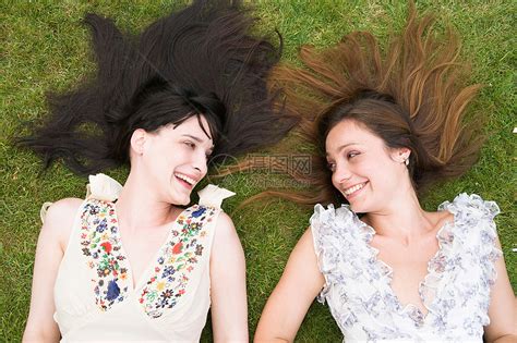 两个女人躺在草地上高清图片下载 正版图片501520002 摄图网