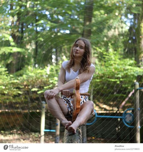 Junge Sehr Sportliche Frau Steht Barfuß Auf Einer Holzbrücke Im Wald