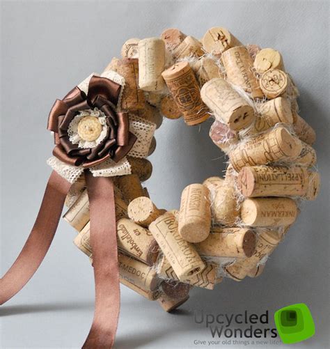 Christmas wine cork wreath, how to make a cork wreath, how to make a wine cork wreath, wine cork crafts, wine cork ideas. Christmas door wreaths - 18 Craft ideas with cheap materials