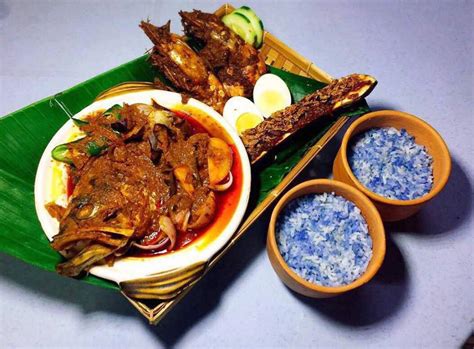 It consists of rice cooked in coconut milk that is traditionally served with anchovies, cucumbers with its popularity came different variations of the dish, and nowadays chicken, fried fish, fried eggs, or even curry are served on the side of nasi lemak. Projek Nasi Lemak Biru Dengan Sotong Gergasi Istimewa