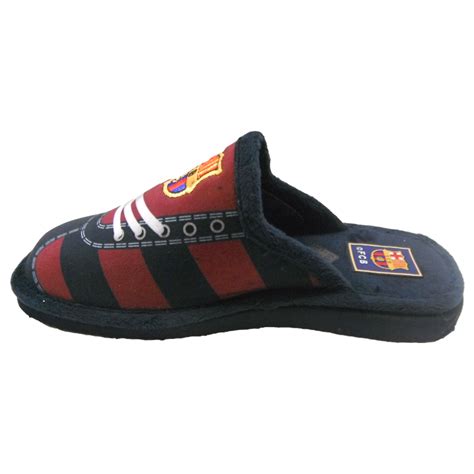 Zapatillas de estar por casa en color gris con diseño desenfadado y divertido. Zapatillas de estar por casa del F.C.Barcelona.