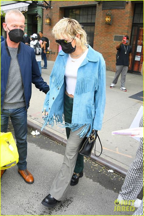 Miley Cyrus Meets And Snaps Pics With Fans Before Snl Rehearsals In Nyc