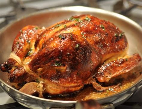 Receta de bruno oteiza de pollo relleno al brandy acompañado de patatas asadas y manzana, un plato perfecto para servir en navidad. Receta de pollo asado con cerveza - Unareceta.com