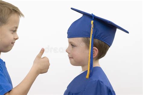 Ragazze E Ragazzi Teenager Felici Sulle Scale Scuola O Istituto