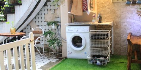 Anda dapat menggunakan model taman kecil di belakang rumah dengan kolam ikan mungkin dan dilengkapi dengan air mancur mini. Tips Memanfatkan Halaman Belakang dan Lahan Sisa di Rumah