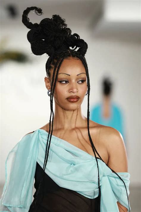 Biggest Hair Trends From The Fall Winter Runways Runway Hair Trends Afrocentric Art