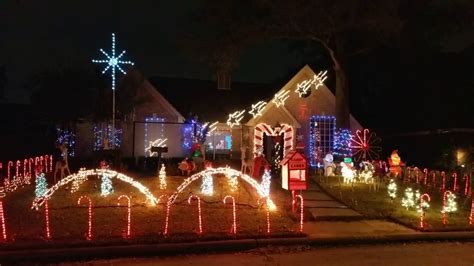 3207 Cedar Village Dr Synchronized Christmas Lights In Kingwood