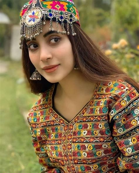 Pakistani Actresses Wearing Traditional Statement Jewelry Reviewitpk