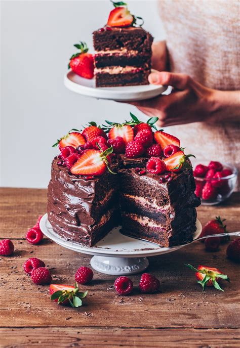 Ein mürbeteig ist das fundament des kuchens, darüber kommt ein biskuitteig, dann schokosahne, wieder ein biskuitteig und erdbeersahne, die den kompletten kuchen einhüllt. Schoko-Himbeer-Torte | Rezept in 2020 | Schoko himbeer ...