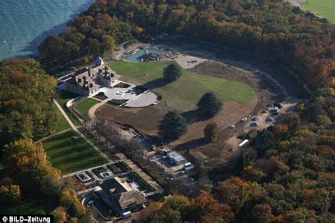 Die familie schumacher hatte bereits 2018 für kolportierte 30 millionen euro ein luxuriöses und nur wenige autominuten von der finca entferntes anwesen hoch über port d'andratx erworben. Michael Schumacher's wife puts their £12m private jet up ...