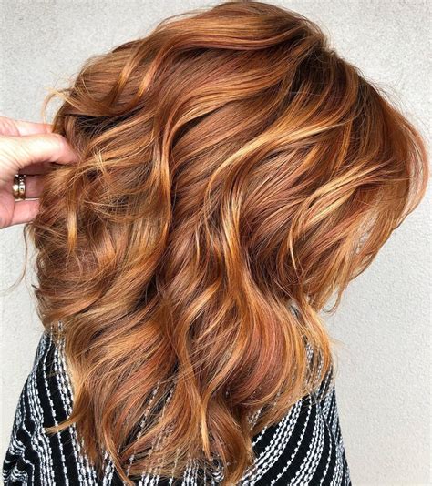 At the edge of turning 31, i felt it was time to embrace the inner fire that had been hiding behind my dirty blonde hair. Idées de couleur de cheveux Auburn avec des mèches blondes ...