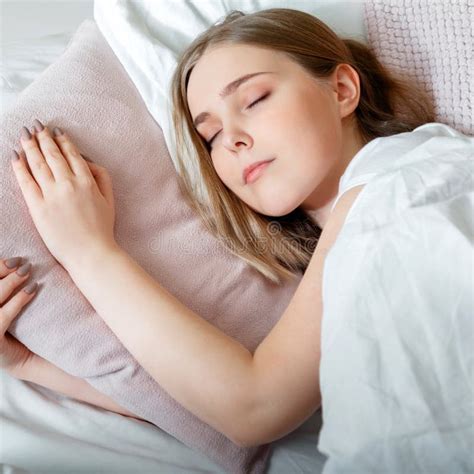 Adolescente En Pijama Duerme En La Habitación A La Hora De La Mañana