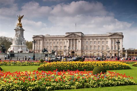 Our website brings you information and facts about buckingham palace including how to get there, when to visit the palace, the history of the buckingham palace. Der Buckingham Palace in London | Reisen