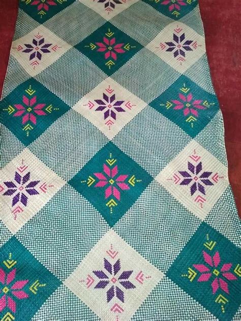 Sedangkan lapisan bawah tikar berwarna putih gading dengan corak sederhana bergaris merah. Kerajinan Tikar Pandan Berwarna / Jual Baru Tikar Pandan Halus Motif Berwarna Ukuran 200x120 Cm ...