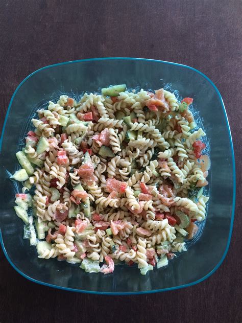 Pasta salade met zalm en heksenkaas