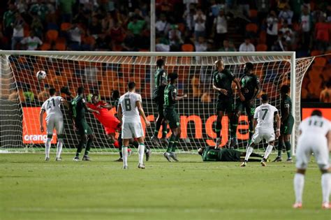 Mahrez offre la victoire, énorme record pour les fennecs ! CAN 2019 - Demi-finales - Algérie : Le coup franc magique ...