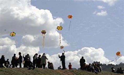 Τα παιδιά ήταν συνηθισμενα στο μέσα. ΤΑ ΗΛΙΟΛΟΥΛΟΥΔΑ ΤΟΥ Γ3: ΧΑΡΤΑΕΤΟΙ (ιστορία- ζωγραφική)