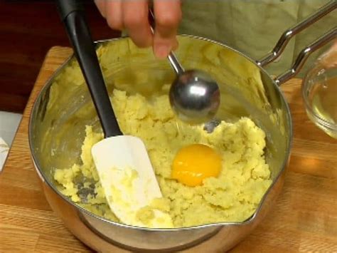 Setelah 10 menit, keluarkan kulit ubi dari oven, lalu isi dengan adonan ubi yang sudah dibuat sebelumnya. Resep Kue Ubi (Dessert Musim Gugur yang Lembut dan Harum ...