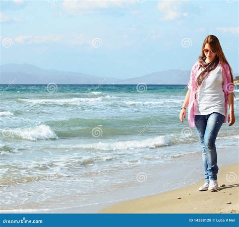 Muchacha Adolescente En La Playa Fotos de archivo libres de regalías Imagen