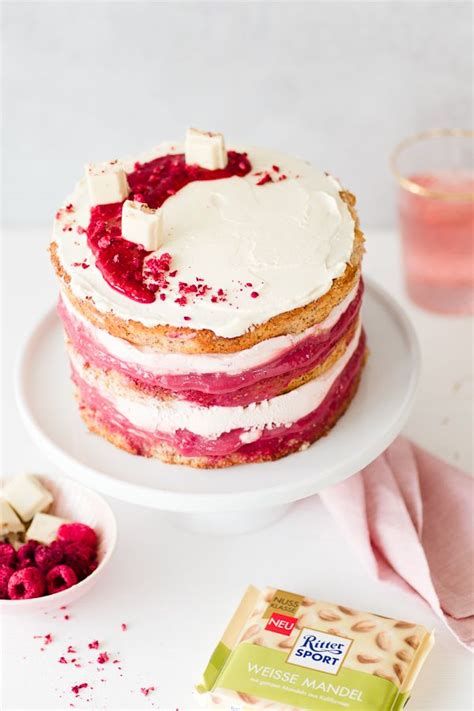 Kuchen auf dem rost umdrehen. Weiße Schokolade-Himbeer-Mumufuku-Cake | Rezept | Weiße ...