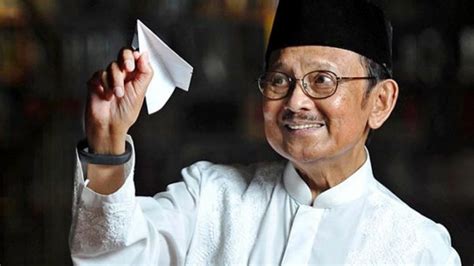 Karena kecerdasannya, beliau dikenal sebagai 'bapak teknologi indonesia. Habibie: Jika Bisa Memilih, Saya Akan Pilih Ilmu Agama ...