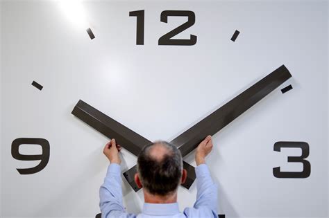 So next saturday night before you go to bed put your clocks back one hour and you will be right when you get up sunday. What Time Does Daylight Savings End? Set Your Clock Back ...
