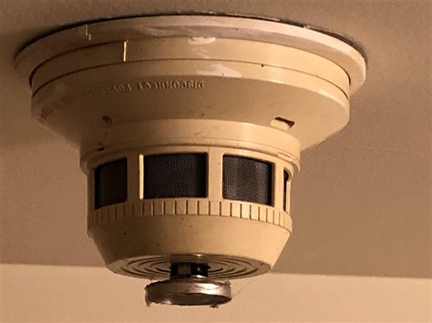 The best smoke detector of 2020. Homeowners of Reddit, what is this? It's on the ceiling ...