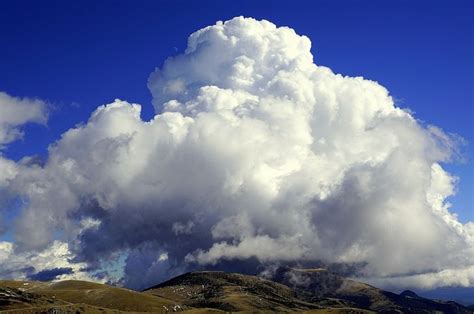 Jika galau melanda, makan dan nonton drakor adalah pilihan favoritnya. Download Gambar Awan Cumulonimbus