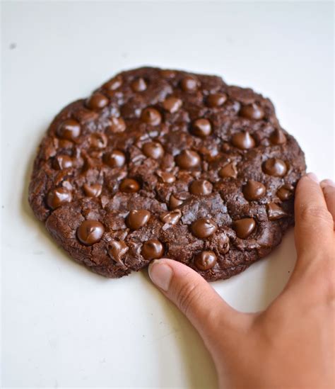 Yammies Noshery Giant Brownie Cookie