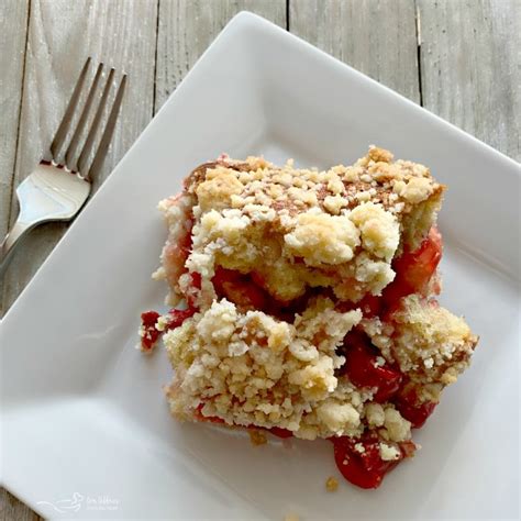 This is the most incredible coffee cake you're ever tasted, with lots of butter, cinnamon, and crumbly topping. Cherry Filled Coffee Cake - Buttery cake, cherry filling ...