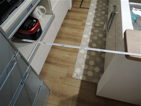 キッチンペーパー(英語 paper towel, kitchen paper, kitchen roll)とは、台所での使用を想定した吸収、清拭に用いる衛生的な紙のこと。使い捨ての布巾として開発されたが、油料理をした後のフライパンの手入れや、落とし蓋の代わりとするなど、使用方法は多様. キッチン通路幅を縮めて良かった - たくさん悩んで新昭和