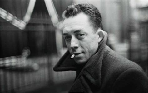 Albert Camus Για να είμαστε ευτυχισμένοι πρέπει να μη μας απασχολούν