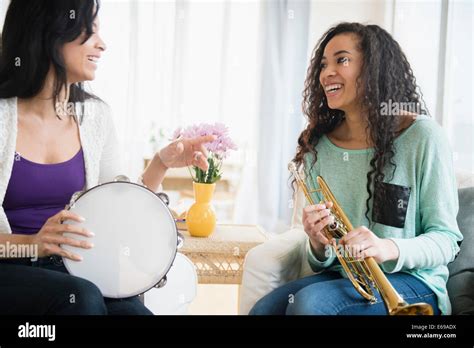 Madre E Hija Tocando Música Juntos Fotografía De Stock Alamy