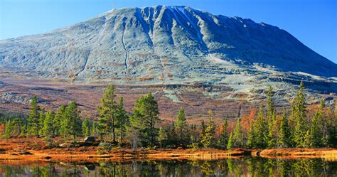 An approximation says over 25 000 people summit the peak every year. Tur til Gaustatoppen - Friluftsliv