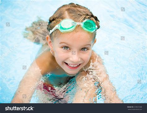 Smiling Little Girl Swimming Pool库存照片218531308 Shutterstock