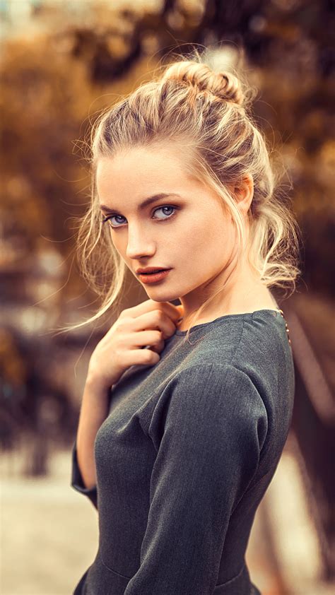 1080x1920 Blonde Girl Looking Back 4k Iphone 7 6s 6 Plus Pixel Xl One Plus 3 3t 5 Hd 4k