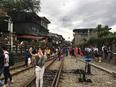 Shifen Old Street 十分老街 Foreigners In Taiwan 外國人在臺灣