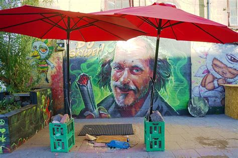 Wolne miasto christiania to niewielka dzielnica kopenhagi, obejmująca teren dawnych koszar wojskowych i części murów miejskich. Zdjęcia: Christiania, dzielnica półautonomiczna, Kopenhaga ...