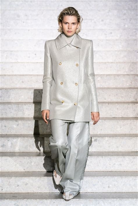 E in questa chiave di volta il brand di reggio emilia riconferma la sua centralità nel guardaroba. Max Mara Collezione Primavera-Estate 2020, #whisperedlook ...