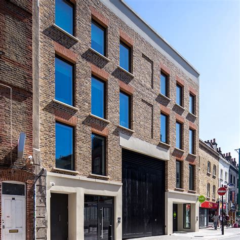Otel otobüs durağına yakın konumlanmaktadır. Hub by Premier Inn, London - Civil & Structural ...