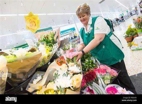 Una Mujer Que Trabaja En La Sección De Flores De Un Supermercado