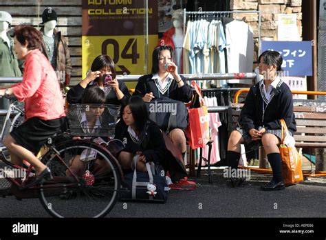 Schoolgirls Tokyo Japan Stockfotos Und Bilder Kaufen Alamy
