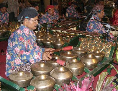 Gong memiliki fungsi untuk penjaga dari alat musik gamelan. 14 Alat Musik Gamelan Jawa Tradisional yang unik di Indonesia - mastimon.com